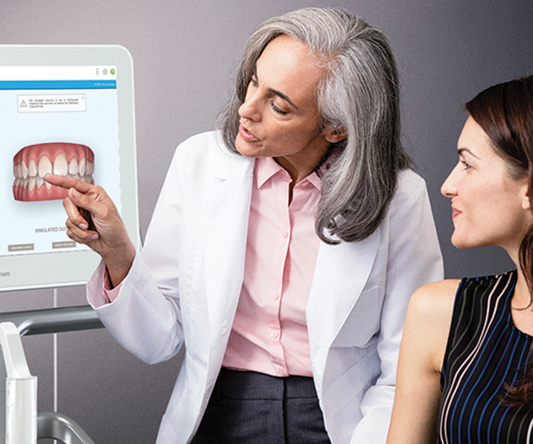smith dentalworks dentist explaining digital dental x ray to the patient